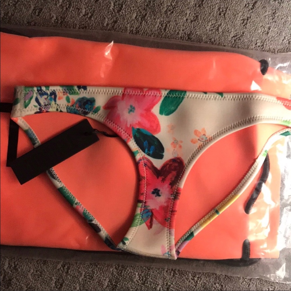 Triangl Bikini Bottoms NWT Size S